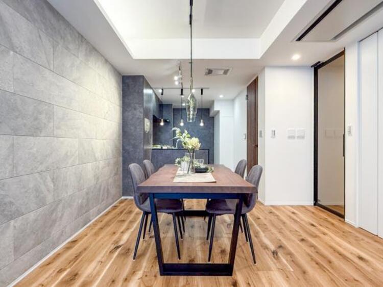 居間 【家具付】ここにはみんなが集い、食事と楽しい会話が始まる。そんな束の間の幸せを感じさせてくれる場所です。