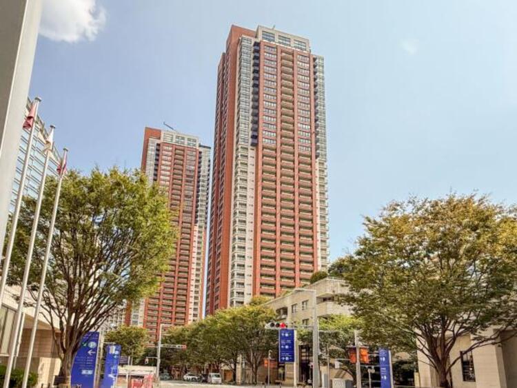 外観 陽とともに、時間によって顔を変える街の景観から、星空や夜景に負けないデザインの映える外観。この街ならではの美しい風景と、ここから紡がれる物語を建物外観から始まります。