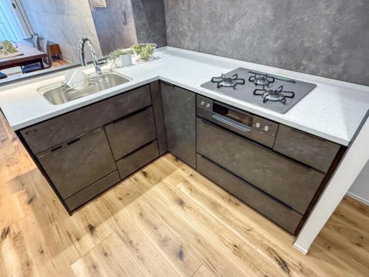 キッチン 広々としたキッチンスペース。食洗機付き収納力のあるキッチンは料理が捗ります。