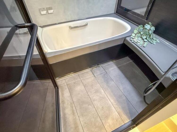 風呂 高級感を演出する内装。くつろぎのスペースにも、癒しのスペースにもなる心休まる空間です。