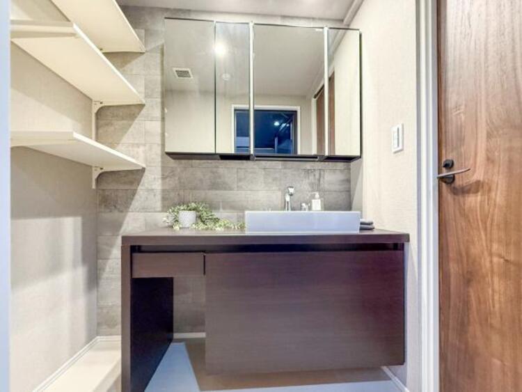 洗面 一日の始まりと終わりは洗面化粧台から。清潔感と機能性を備えたパウダールームです。