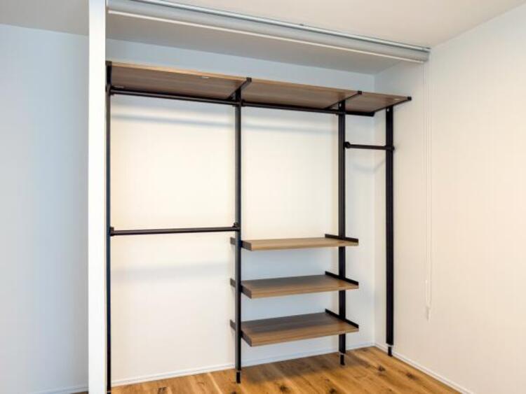 収納 クローゼットは棚やハンガーパイプが付いており、スーツや上着などが収納可能です。