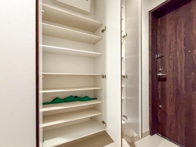 収納 収納スペースを広く設けていますので、たくさんある靴もすべて収納していただけます。