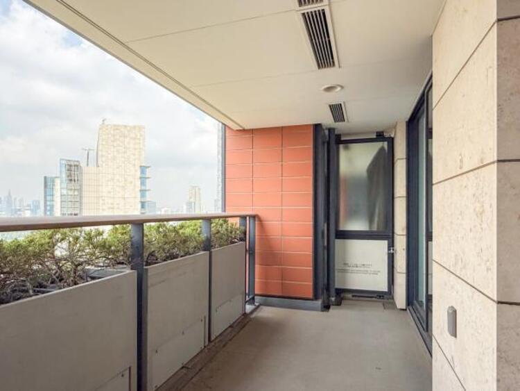 バルコニー 陽の光に照らされるバルコニーを、爽やかな涼風が吹き抜けていきます。