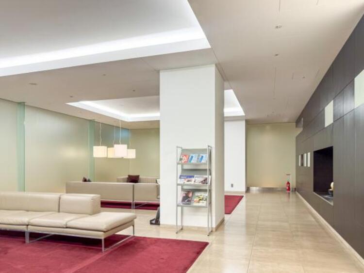 その他 広々したロビー。