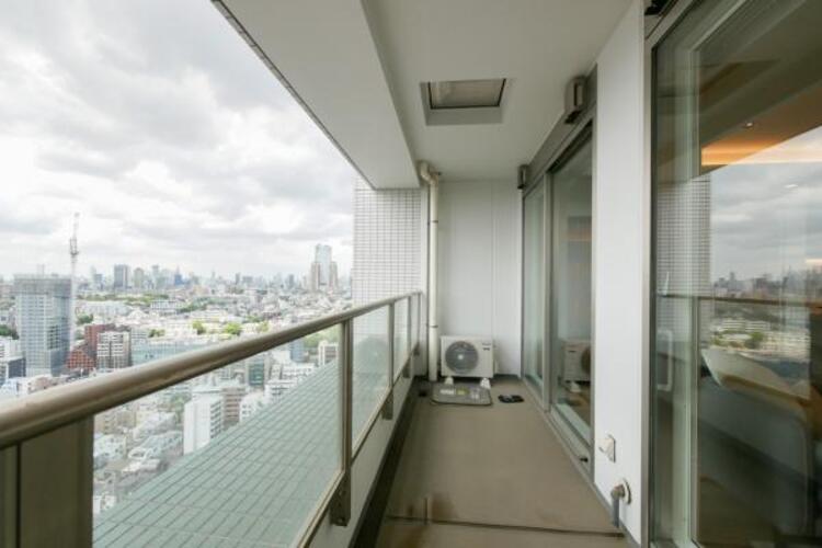 バルコニー 陽の光に照らされるバルコニーを、爽やかな涼風が吹き抜けていきます。