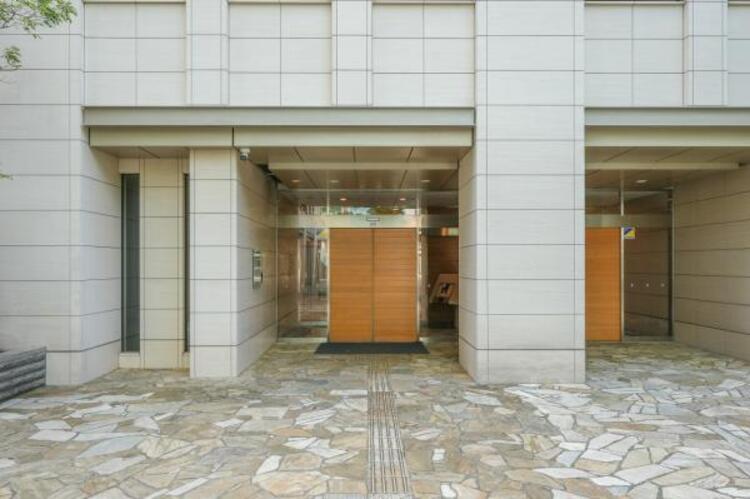 エントランス スタイリッシュなのはもちろん、質感があり、機能的でもあるエントランス。