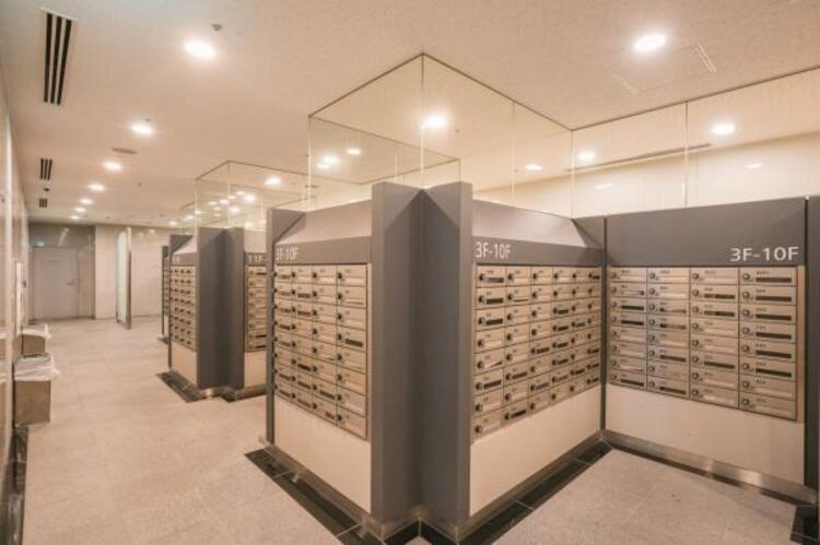 その他 エントランスに備え付けの郵便受けです。