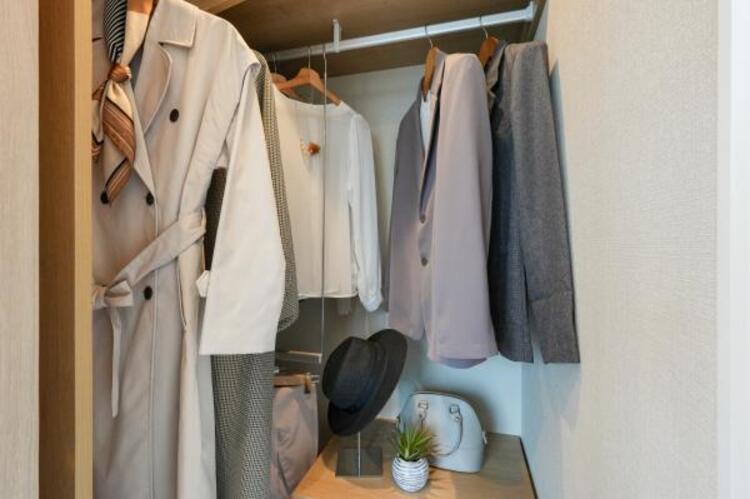 収納 【家具・小物は販売価格に含まれません】たくさんの洋服をかけることができる収納力と取り出しやすさが魅力のWIC。スーツケース、ストック品など何でも収納できる嬉しい空間です。