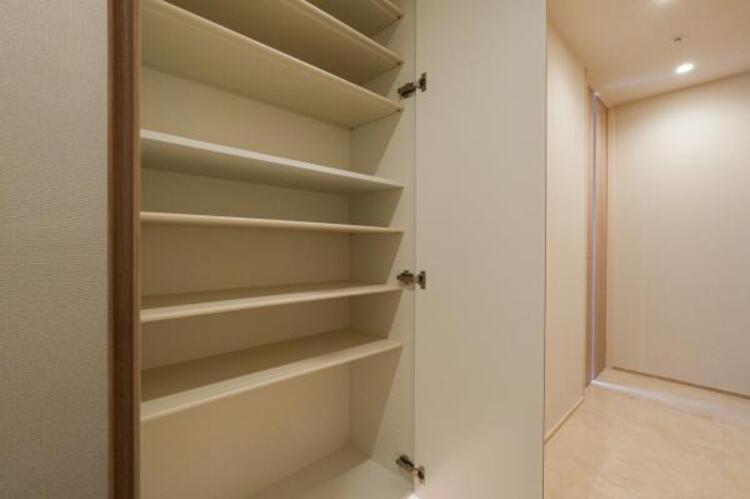 収納 収納スペースを広く設けていますので、たくさんある靴もすべて収納していただけます。