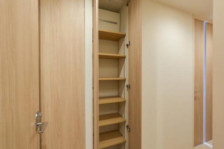 収納 廊下にある収納スペース。空間を効率的に利用し、一日の始まりと終わりを美しく演出します。