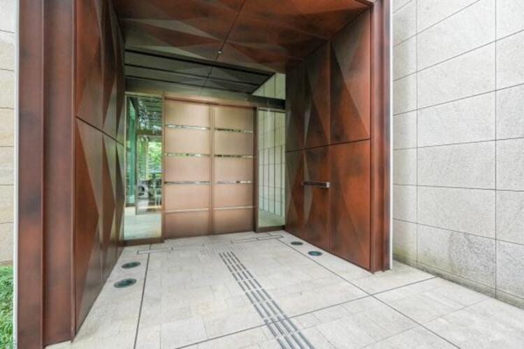 エントランス 管理が行き届いた清潔感のあるエントランス。オートロックや防犯カメラも完備されておりマンションならではの防犯性の高さも住宅選びの大切な要素ですね。