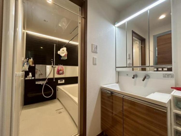 洗面 洗面室は、しっかりとしたスペースを確保。上質な温かみを持つカラーで統一されています。ワイドな洗面台は収納力もありいつでもすっきりとした洗面室に。