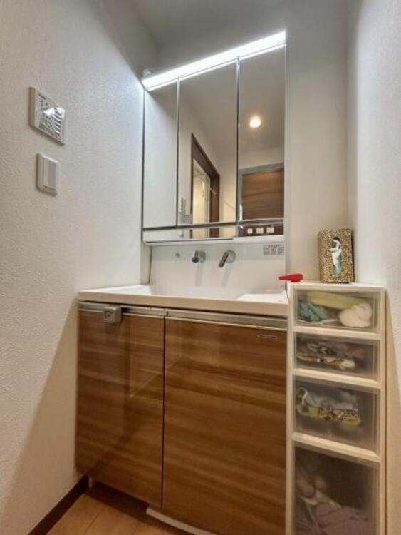 洗面 三面鏡の付いた洗面化粧台は、鏡面裏側にも機能的な収納を配置。普段使いの洗面小物やスキンケア用品などが衛生的に保管できます。