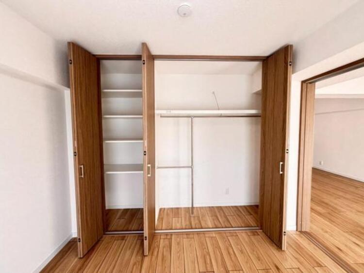 収納 クローゼットには棚やハンガーパイプが付いており、スーツや上着などがスッキリ収納可能です。（2025.9.16撮影）