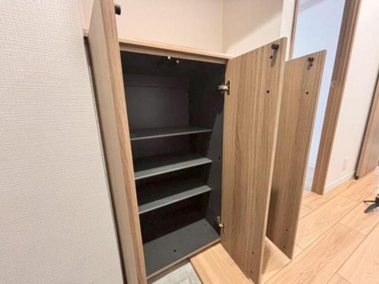 収納 清潔感のある空間を保てるよう、収納スペースを設けており、玄関をスッキリ綺麗な空間に纏めます。（2025.9.16撮影）