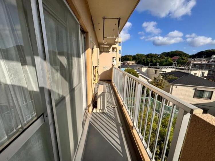 バルコニー 陽の光に照らされるバルコニーを、爽やかな涼風が吹き抜けていきます。（2025.9.16撮影）