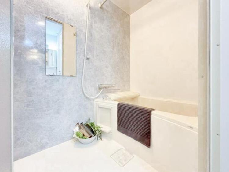 風呂 美しいツヤとなめらかな肌ざわり。水や汚れをはじき汚れにくくお掃除ラクラクの浴槽です。シャワーヘッドの位置が変えられるので使い勝手がとても良いです。（2025.9.16撮影）