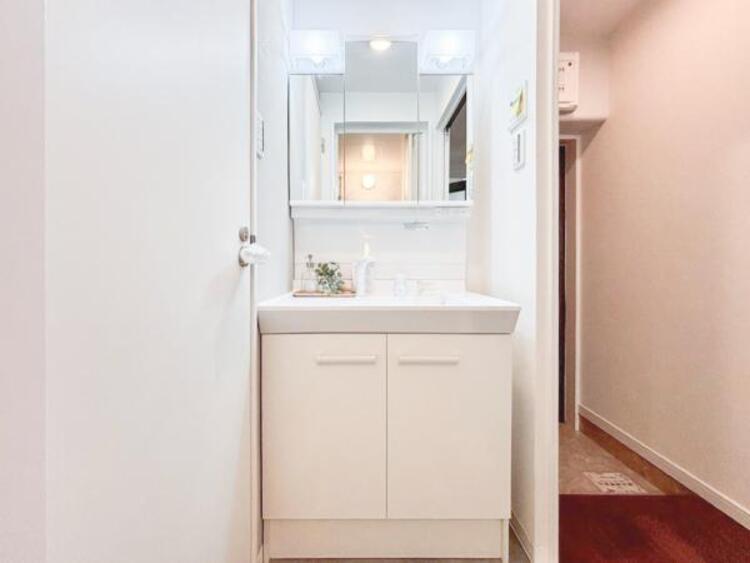 洗面 三面鏡の付いた洗面化粧台は、鏡面裏側にも機能的な収納を配置。普段使いの洗面小物やスキンケア用品などが衛生的に保管できます。（2025.9.16撮影）