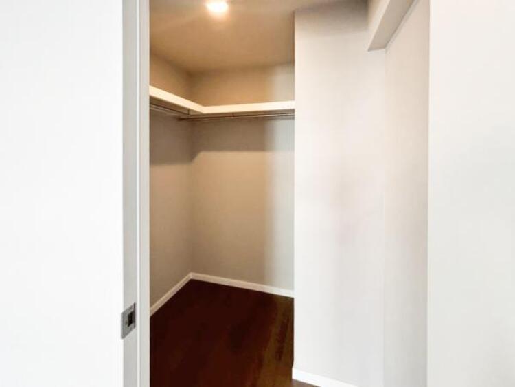 収納 たくさんの洋服をかけることができる収納力と取り出しやすさが魅力のウォークインクローゼット。普段使わない家電やスーツケース、ストック品など何でも片付く嬉しい空間です。（2025.9.16撮影）