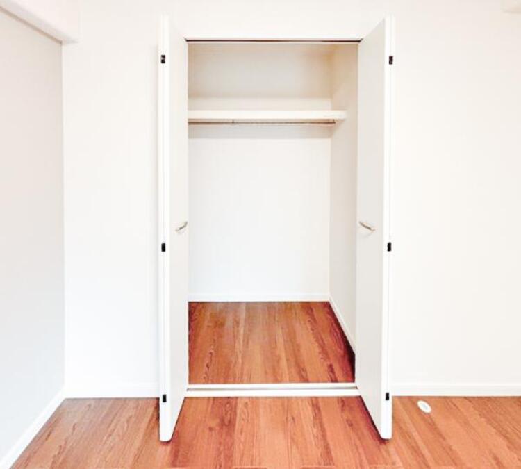 収納 クローゼットには棚やハンガーパイプが付いており、スーツや上着などがスッキリ収納可能です。（2025.9.16撮影）
