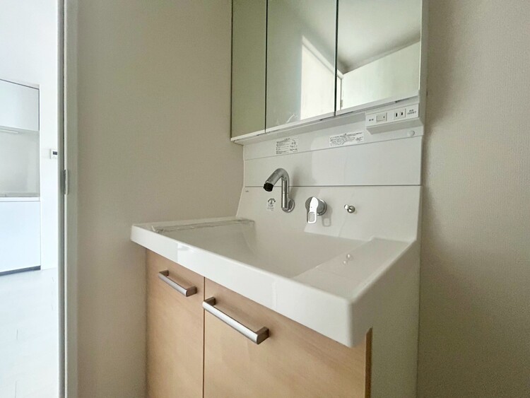 その他 清潔感を感じられる洗面化粧台。