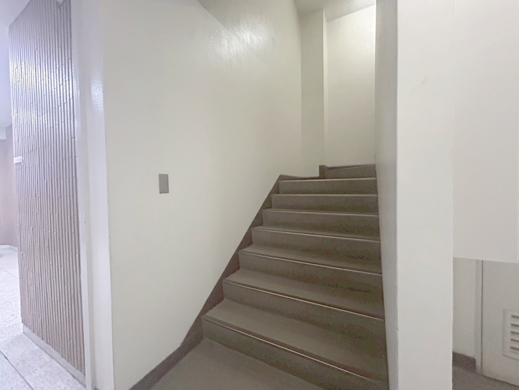 その他 共用部の階段です。明るく清潔に管理されています。