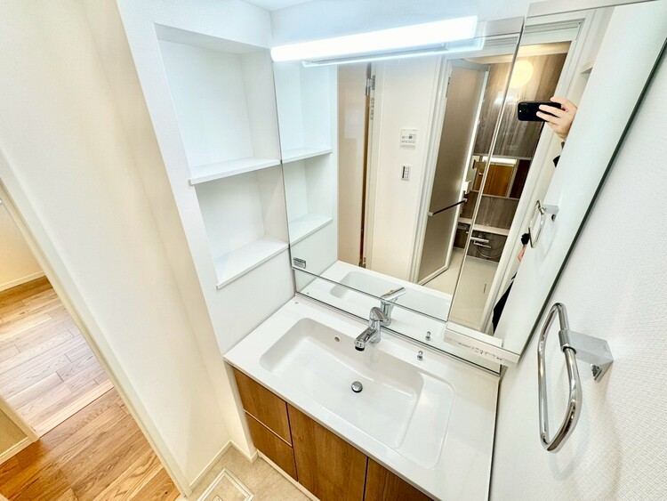 その他 清潔感を感じられる洗面化粧台。