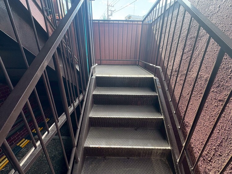 その他 共用部の階段です。明るく清潔に管理されています。