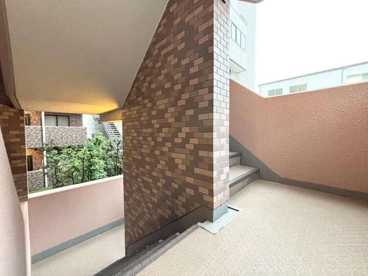 その他 共用部の階段です。明るく清潔に管理されています。