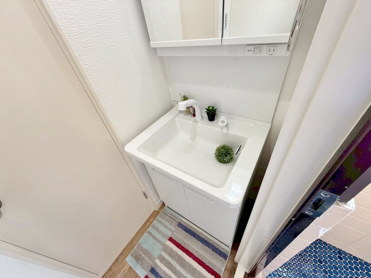 その他 清潔感を感じられる洗面化粧台。