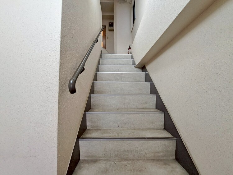 その他 共用部の階段です。明るく清潔に管理されています。