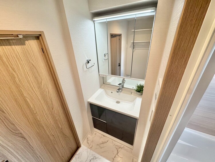 その他 清潔感を感じられる洗面化粧台。