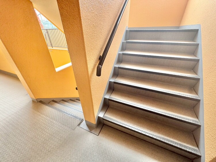 その他 共用部の階段です。明るく清潔に管理されています。