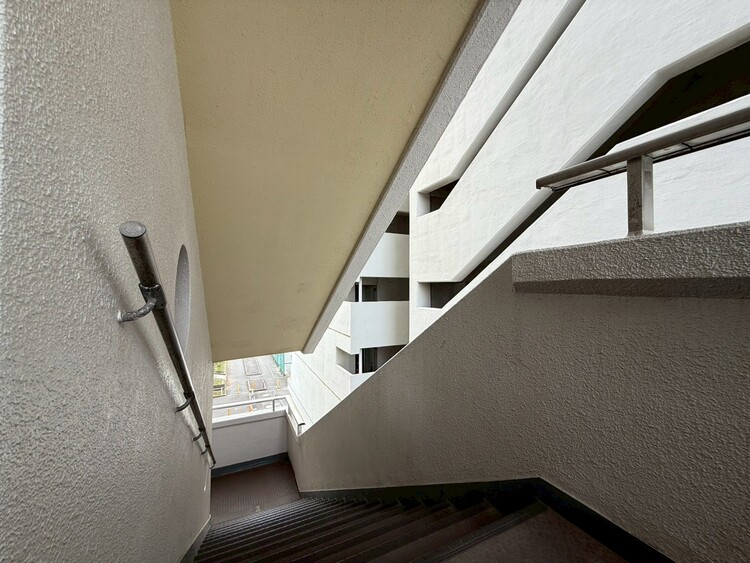 その他 共用部の階段です。明るく清潔に管理されています。