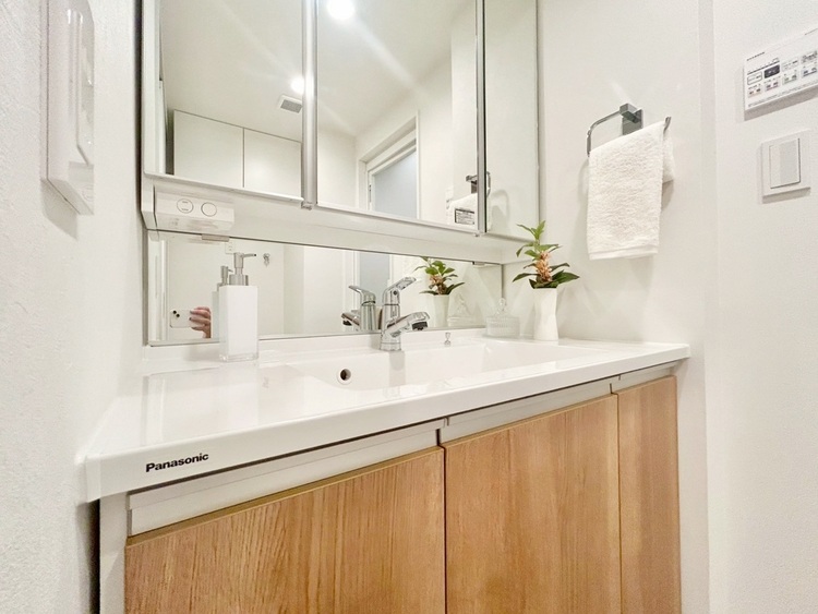 その他 清潔感を感じられる洗面化粧台。