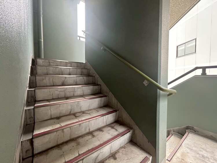 その他 共用部の階段です。明るく清潔に管理されています。
