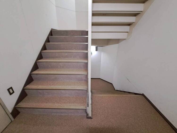 その他 共用部の階段です。明るく清潔に管理されています。