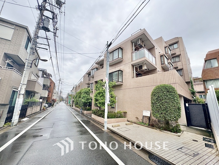 内装 ◆サンサンと◆差し込む太陽の光がこのリビングに笑いをもたらす。