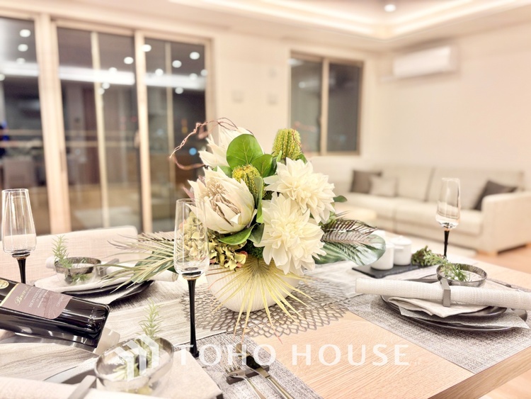 内装 ここにはみんなが集い、食事と楽しい会話が始まる。話に夢中になりすぎて、ついつい時を忘れ夜半過ぎになってしまう。そんな束の間の幸せを感じさせてくれる場所でありたい。