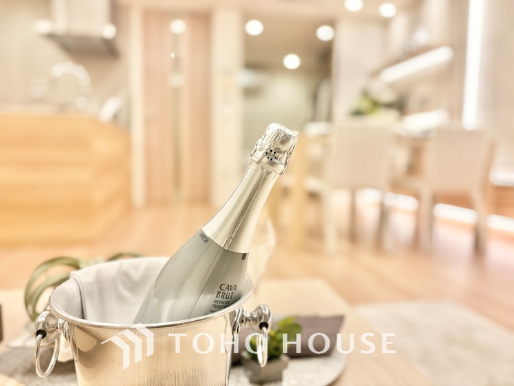 内装 大きなリビングは、高級感漂う設えとゆとりある広さで安心をもたらす特別な場所。暮らしの中心にふさわしい空間です。