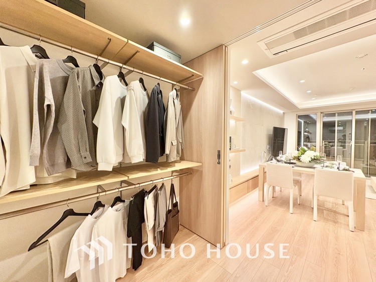 内装 堂々とした広さを誇るリビングは、優雅な開放感と安心感を兼ね備えた上質な空間。ご家族の時間を一層贅沢に演出します。