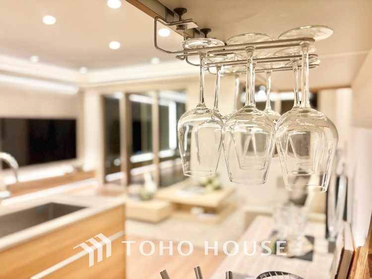 キッチン ほんの少しのこだわり。ちょっとした色使いがその家がもつ雰囲気、趣（おもむき）を携え、暮らす家族や訪ねてくる友人・知人に新鮮な香りを運んできます。