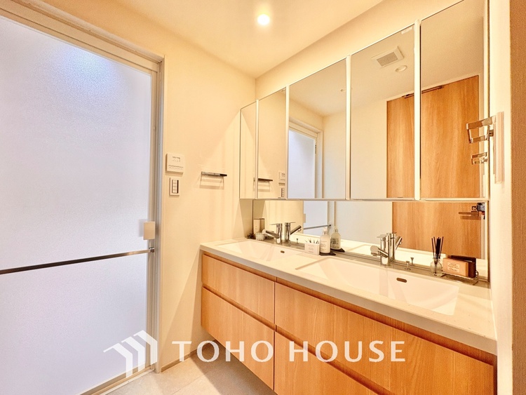 洗面 清潔感あふれる洗面化粧台で、毎日の身支度を快適にサポートします。