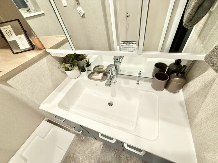 その他 清潔感を感じられる洗面化粧台。