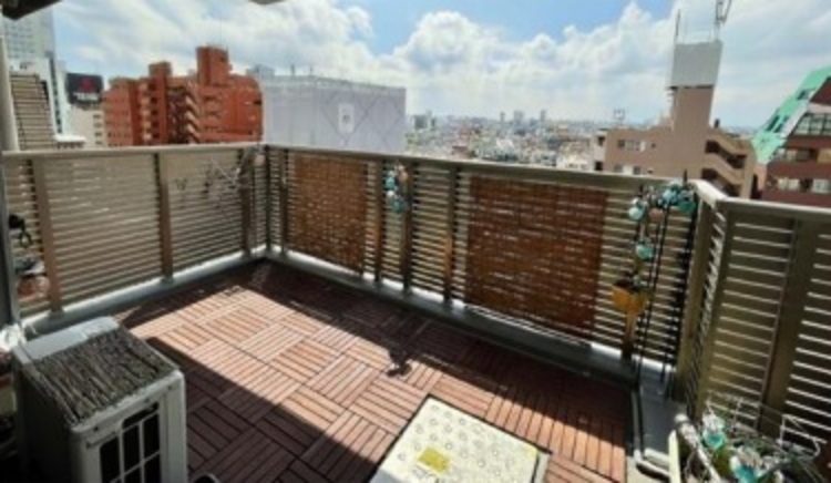 バルコニー 朝の澄んだ空気や、夕方に吹く清々しい風を感じられるバルコニー。