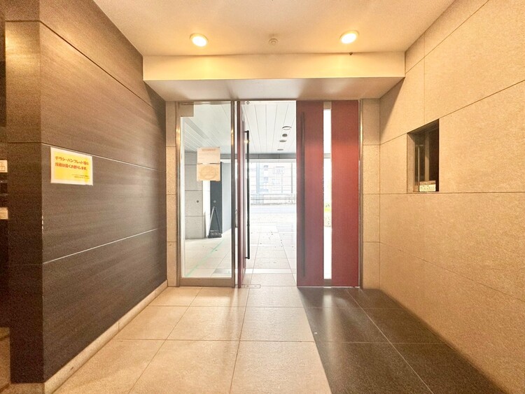 エントランス 綺麗に整備されており、行き届いた管理体制をうかがわせます。