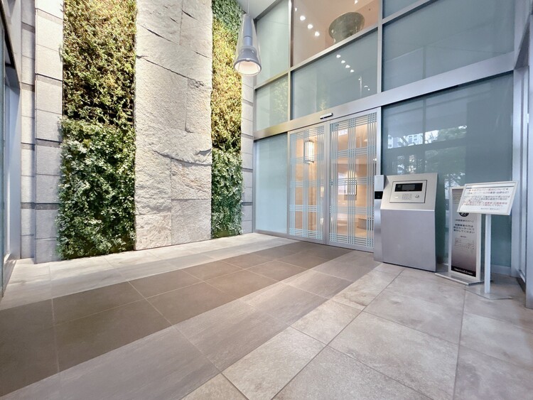 エントランス 綺麗に整備されており、行き届いた管理体制をうかがわせます。