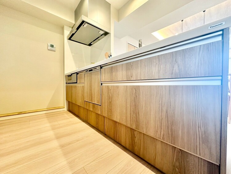 キッチン スマートな意匠と充実の機能を備えたキッチンが、暮らしにおいしい彩りを添えます。