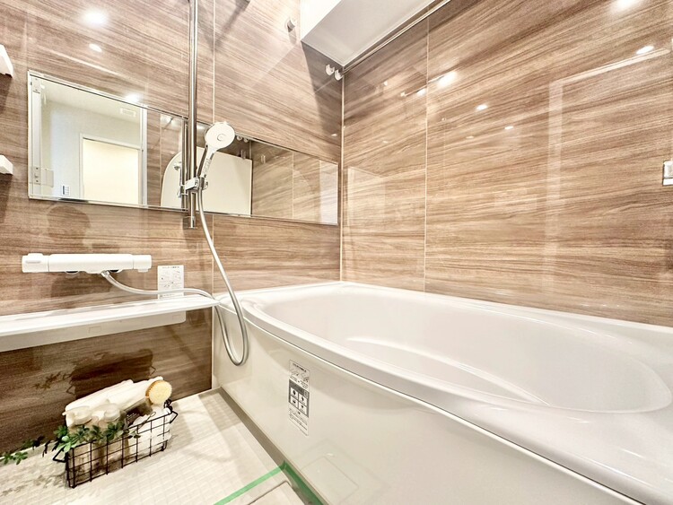 風呂 一日の疲れを癒すバスルームは、心地よいリラックスを叶える清潔感溢れる空間です。